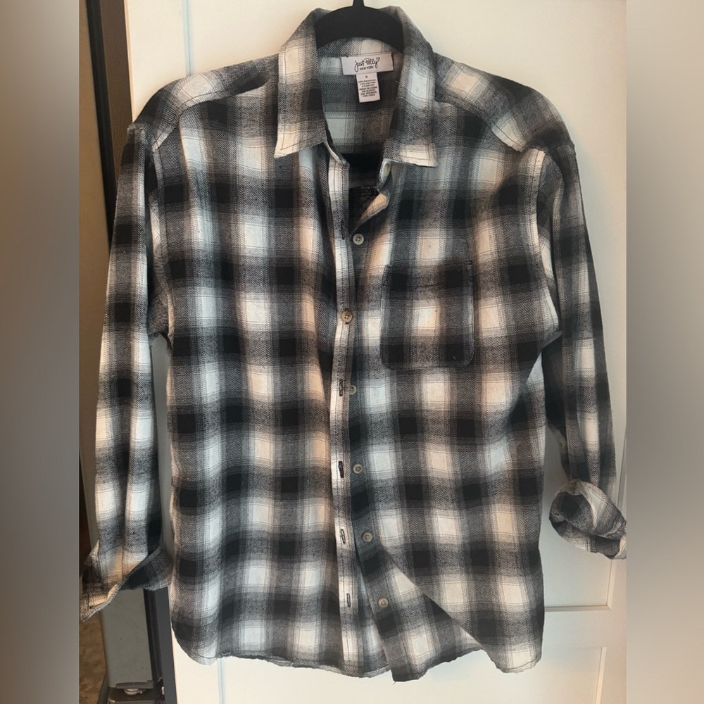 Women’s  Black and White Plaid Shirt. Sleeves can be worn rolled.